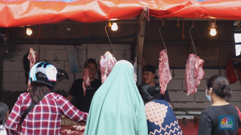Penjual melayani pembeli di Pasar Jabon kawasan Jakarta, Selasa (3/1/2023). Harga daging sapi di DKI Jakarta di setelah Nataru  terpantau ada di harga tinggi. (CNBC Indonesia / Tri Susilo)