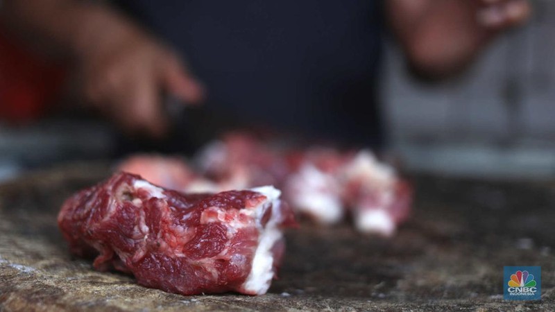 Penjual melayani pembeli di Pasar Jabon kawasan Jakarta, Selasa (3/1/2023). Harga daging sapi di DKI Jakarta di setelah Nataru  terpantau ada di harga tinggi. (CNBC Indonesia / Tri Susilo)