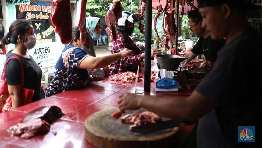 Penjual melayani pembeli di Pasar Jabon kawasan Jakarta, Selasa (3/1/2023). Harga daging sapi di DKI Jakarta di setelah Nataru  terpantau ada di harga tinggi. (CNBC Indonesia / Tri Susilo)