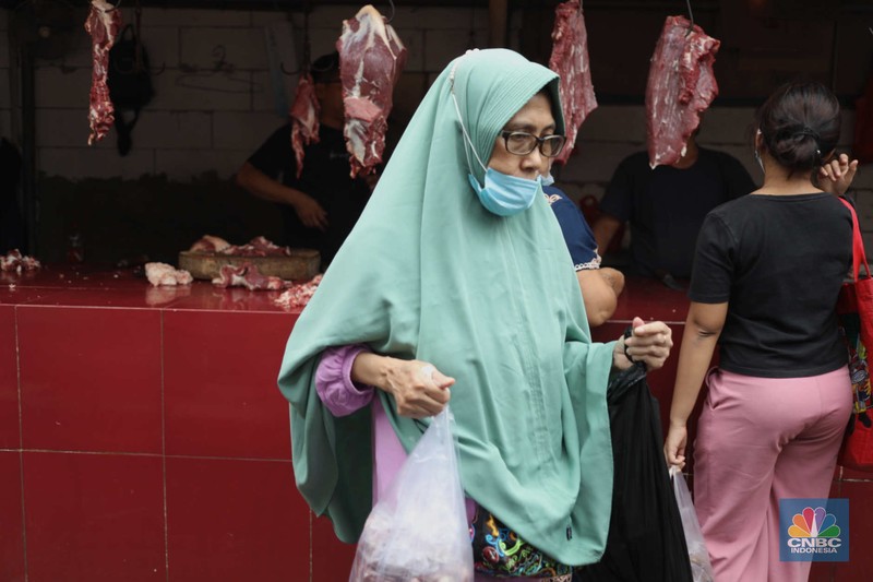 Penjual melayani pembeli di Pasar Jabon kawasan Jakarta, Selasa (3/1/2023). Harga daging sapi di DKI Jakarta di setelah Nataru terpantau ada di harga tinggi. Penjual melayani pembeli di Pasar Jabon kawasan Jakarta, Selasa (3/1/2023). Harga daging sapi di DKI Jakarta di setelah Nataru terpantau ada di harga tinggi. (CNBC Indonesia / Tri Susilo)