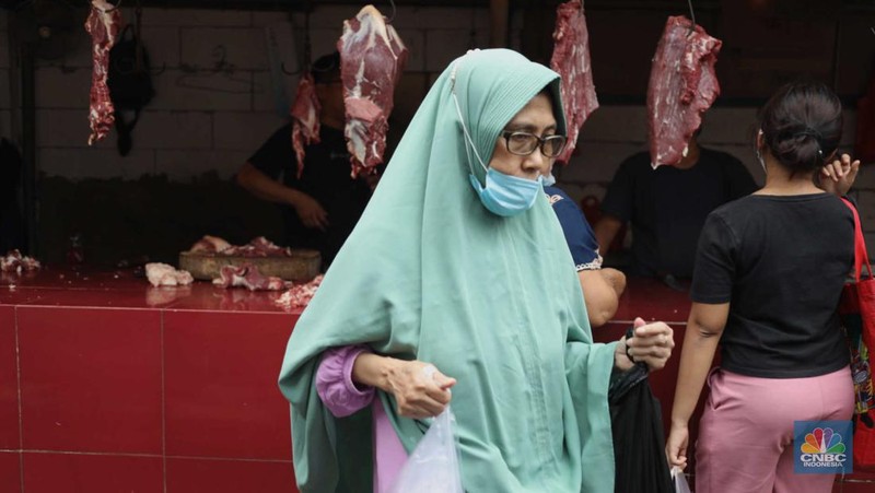 Penjual melayani pembeli di Pasar Jabon kawasan Jakarta, Selasa (3/1/2023). Harga daging sapi di DKI Jakarta di setelah Nataru  terpantau ada di harga tinggi. (CNBC Indonesia / Tri Susilo)