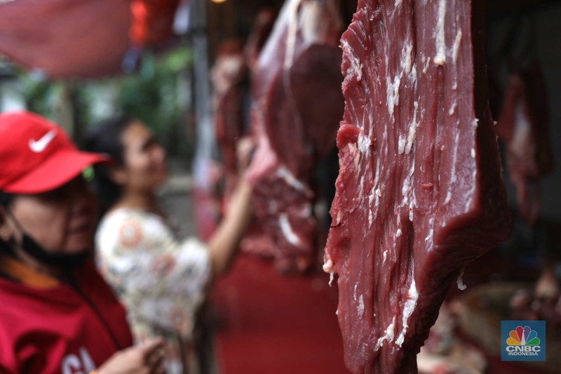 Penjual melayani pembeli di Pasar Jabon kawasan Jakarta, Selasa (3/1/2023). Harga daging sapi di DKI Jakarta di setelah Nataru terpantau ada di harga tinggi. Penjual melayani pembeli di Pasar Jabon kawasan Jakarta, Selasa (3/1/2023). Harga daging sapi di DKI Jakarta di setelah Nataru terpantau ada di harga tinggi. (CNBC Indonesia / Tri Susilo)
