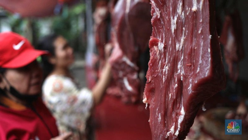 Penjual melayani pembeli di Pasar Jabon kawasan Jakarta, Selasa (3/1/2023). Harga daging sapi di DKI Jakarta di setelah Nataru  terpantau ada di harga tinggi. (CNBC Indonesia / Tri Susilo)