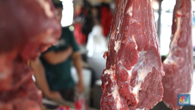 Penjual melayani pembeli di Pasar Jabon kawasan Jakarta, Selasa (3/1/2023). Harga daging sapi di DKI Jakarta di setelah Nataru terpantau ada di harga tinggi. Penjual melayani pembeli di Pasar Jabon kawasan Jakarta, Selasa (3/1/2023). Harga daging sapi di DKI Jakarta di setelah Nataru terpantau ada di harga tinggi. (CNBC Indonesia / Tri Susilo)
