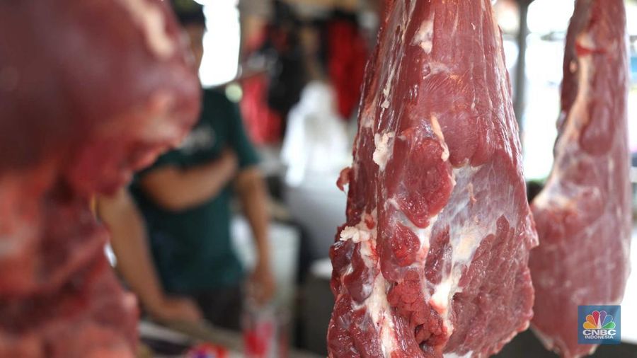 Penjual melayani pembeli di Pasar Jabon kawasan Jakarta, Selasa (3/1/2023). Harga daging sapi di DKI Jakarta di setelah Nataru terpantau ada di harga tinggi. (CNBC Indonesia / Tri Susilo)