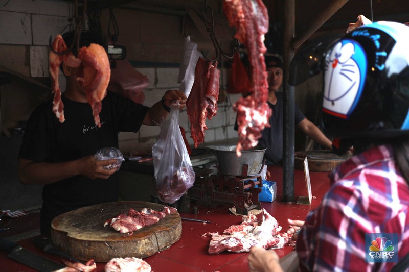 Penjual melayani pembeli di Pasar Jabon kawasan Jakarta, Selasa (3/1/2023). Harga daging sapi di DKI Jakarta di setelah Nataru  terpantau ada di harga tinggi. (CNBC Indonesia / Tri Susilo)