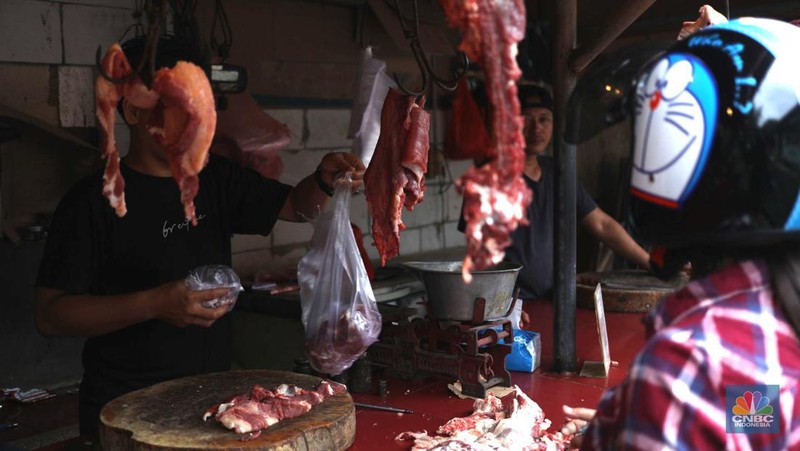Penjual melayani pembeli di Pasar Jabon kawasan Jakarta, Selasa (3/1/2023). Harga daging sapi di DKI Jakarta di setelah Nataru  terpantau ada di harga tinggi. (CNBC Indonesia / Tri Susilo)