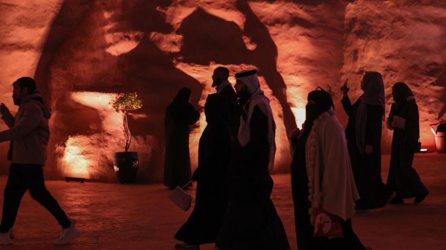 Orang-orang mengunjungi kawasan hiburan Boulevard World di ibu kota Saudi, Riyadh saat perayaan Tahun Baru, Minggu (1/1/2023) (Photo by FAYEZ NURELDINE/AFP via Getty Images)