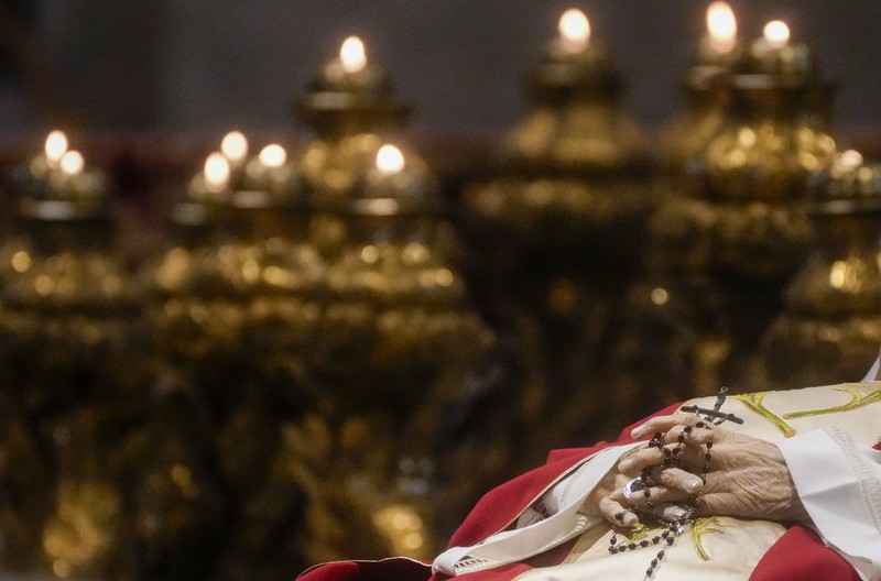 Persemayaman Paus Emeritus Benediktus XVI di dalam Basilika Santo Petrus di Vatikan Orang-orang mengantre untuk memasuki Basilika Santo Petrus tempat mendiang Paus Benediktus XVI disemayamkan di Vatikan, Senin (2/1/2023). Ribuan orang memberi penghormatan terakhir untuk Paus Benediktus, teolog Jerman yang akan dikenang sebagai paus pertama dalam 600 tahun yang mengundurkan diri sejak Gregory XII tahun 1415 silam. Ia meninggal pada Sabtu (31/12) waktu setempat dalami usia 95 tahun dan pemakamannya akan diadakan Kamis, 5 Januari 2023. (AP Photo/Antonio Calanni)