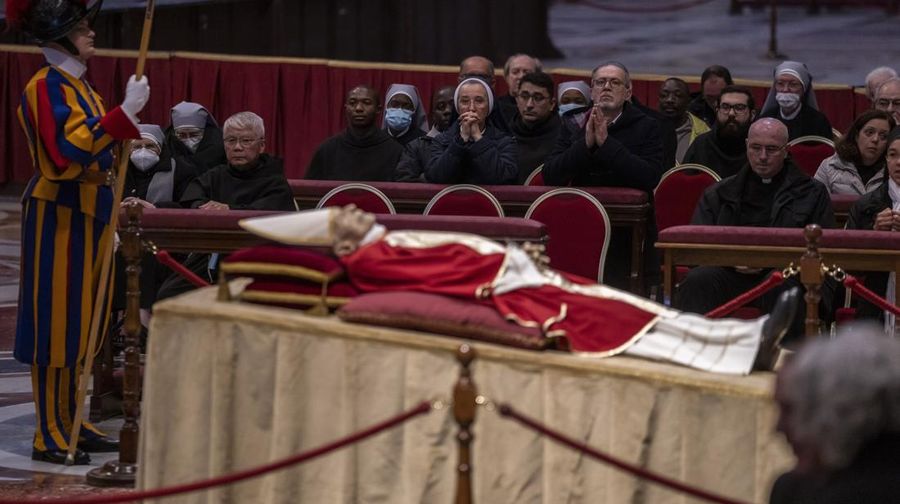 Orang-orang mengantre untuk memasuki Basilika Santo Petrus tempat mendiang Paus Benediktus XVI disemayamkan di Vatikan, Senin (2/1/2023). Ribuan orang memberi penghormatan terakhir untuk Paus Benediktus, teolog Jerman yang akan dikenang sebagai paus pertama dalam 600 tahun yang mengundurkan diri sejak Gregory XII tahun 1415 silam. Ia meninggal pada Sabtu (31/12) waktu setempat dalami usia 95 tahun dan pemakamannya akan diadakan Kamis, 5 Januari 2023. (AP Photo/Antonio Calanni)