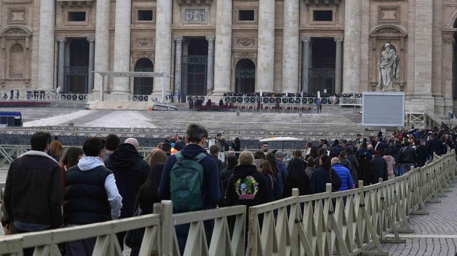 Orang-orang mengantre untuk memasuki Basilika Santo Petrus tempat mendiang Paus Benediktus XVI disemayamkan di Vatikan, Senin (2/1/2023). Ribuan orang memberi penghormatan terakhir untuk Paus Benediktus, teolog Jerman yang akan dikenang sebagai paus pertama dalam 600 tahun yang mengundurkan diri sejak Gregory XII tahun 1415 silam. Ia meninggal pada Sabtu (31/12) waktu setempat dalami usia 95 tahun dan pemakamannya akan diadakan Kamis, 5 Januari 2023. (AP Photo/Antonio Calanni)