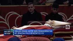 Ribuan Orang Antre Beri Penghormatan Ke Paus Benediktus XVI