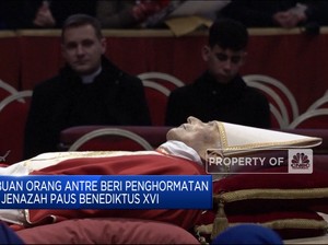 Ribuan Orang Antre Beri Penghormatan Ke Paus Benediktus XVI