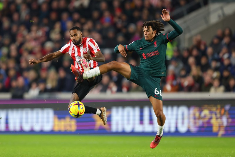 Rico Henry dari Brentford memperebutkan bola dengan Trent Alexander-Arnold dari Liverpool dalam laga Liga Inggris Brentford melawan Liverpool Rico Henry dari Brentford memperebutkan bola dengan Trent Alexander-Arnold dari Liverpool dalam laga Liga Inggris Brentford melawan Liverpool di Gtech Community Stadium, Selasa (2/1/2023). Brentford sukses mengalahkan Liverpool dengan skor 3-1. (Photo by Marc Atkins/Getty Images)