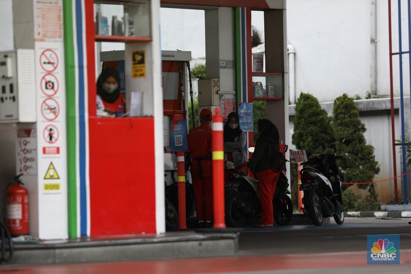 Sejumlah warga mengisi Bahan Bakar Minyak (BBM) di SPBU Gajah Mada, Jakarta, Selasa (3/1/2023). PT Pertamina (Persero) resmi mengumumkan penurunan harga Bahan Bakar Minyak (BBM) non subsidi hari ini, Selasa (03/01/2023). Penurunan harga BBM ini berlaku untuk produk Pertamax (RON 92), Pertamax Turbo (RON 98), Dexlite dan Pertamina Dex. Adapun penurunan harga BBM non subsidi ini berlaku mulai Selasa, (3/01/2023) pukul 14.00 WIB. (CNBC Indonesia / Tri Susilo)