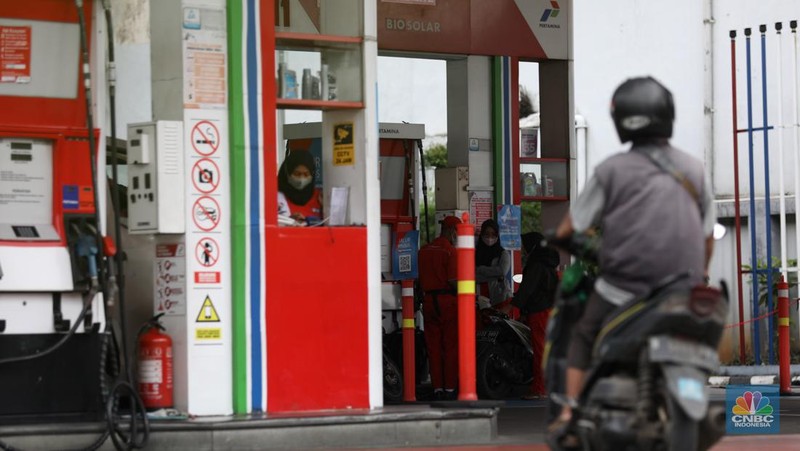 Sejumlah warga mengisi Bahan Bakar Minyak (BBM) di SPBU Gajah Mada, Jakarta, Selasa (3/1/2023). PT Pertamina (Persero) resmi mengumumkan penurunan harga Bahan Bakar Minyak (BBM) non subsidi hari ini, Selasa (03/01/2023). Penurunan harga BBM ini berlaku untuk produk Pertamax (RON 92), Pertamax Turbo (RON 98), Dexlite dan Pertamina Dex. Adapun penurunan harga BBM non subsidi ini berlaku mulai Selasa, (3/01/2023) pukul 14.00 WIB. (CNBC Indonesia / Tri Susilo)