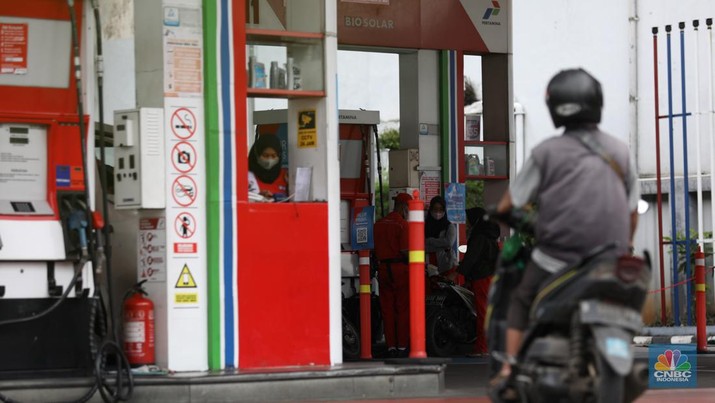 Sejumlah warga mengisi Bahan Bakar Minyak (BBM) di SPBU Gajah Mada, Jakarta, Selasa (3/1/2023). PT Pertamina (Persero) resmi mengumumkan penurunan harga Bahan Bakar Minyak (BBM) non subsidi hari ini, Selasa (03/01/2023). Penurunan harga BBM ini berlaku untuk produk Pertamax (RON 92), Pertamax Turbo (RON 98), Dexlite dan Pertamina Dex. Adapun penurunan harga BBM non subsidi ini berlaku mulai Selasa, (3/01/2023) pukul 14.00 WIB. (CNBC Indonesia / Tri Susilo)