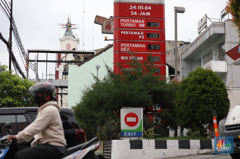 Sejumlah warga mengisi Bahan Bakar Minyak (BBM) di SPBU Gajah Mada, Jakarta, Selasa (3/1/2023). PT Pertamina (Persero) resmi mengumumkan penurunan harga Bahan Bakar Minyak (BBM) non subsidi hari ini, Selasa (03/01/2023). Penurunan harga BBM ini berlaku untuk produk Pertamax (RON 92), Pertamax Turbo (RON 98), Dexlite dan Pertamina Dex. Adapun penurunan harga BBM non subsidi ini berlaku mulai Selasa, (3/01/2023) pukul 14.00 WIB. (CNBC Indonesia / Tri Susilo)