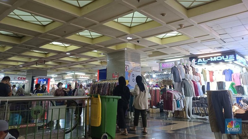 Setelah kunjungannya ke Pasar Tanah Abang, Senin (2/1/2023) kemarin, Presiden Jokowi santer dibicarakan oleh para pedagang di pusat grosir fesyen ini. Pasalnya, Presiden RI itu membeli pakaian dari salah satu kios di pasar tersebut. (CNBC Indonesia / Martyasari Rizky)