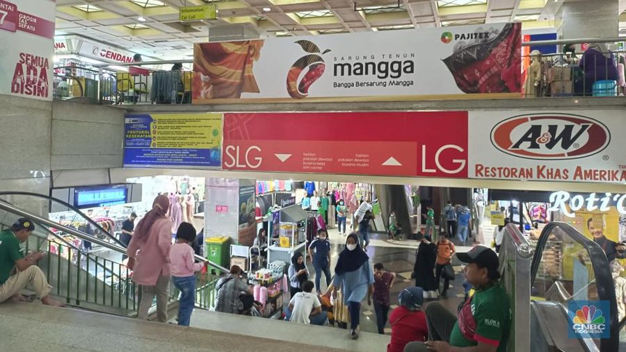 Setelah kunjungannya ke Pasar Tanah Abang, Senin (2/1/2023) kemarin, Presiden Jokowi santer dibicarakan oleh para pedagang di pusat grosir fesyen ini. Pasalnya, Presiden RI itu membeli pakaian dari salah satu kios di pasar tersebut. (CNBC Indonesia / Martyasari Rizky)