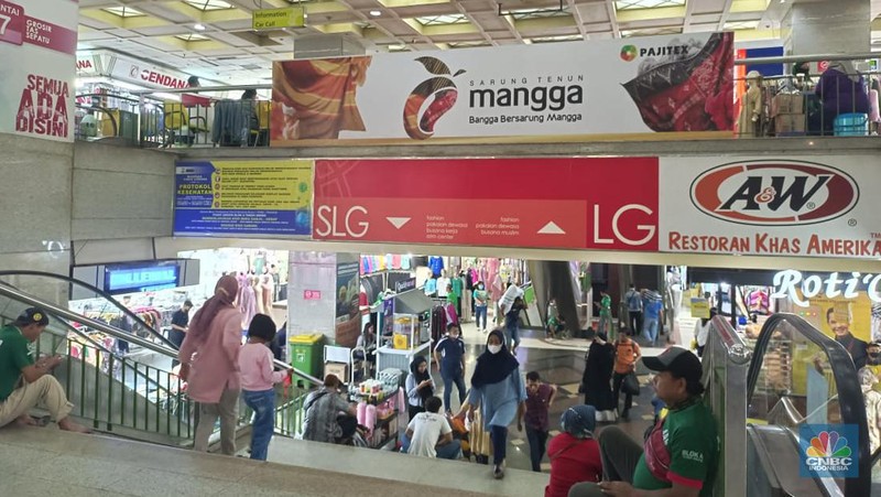 Setelah kunjungannya ke Pasar Tanah Abang, Senin (2/1/2023) kemarin, Presiden Jokowi santer dibicarakan oleh para pedagang di pusat grosir fesyen ini. Pasalnya, Presiden RI itu membeli pakaian dari salah satu kios di pasar tersebut. (CNBC Indonesia / Martyasari Rizky)