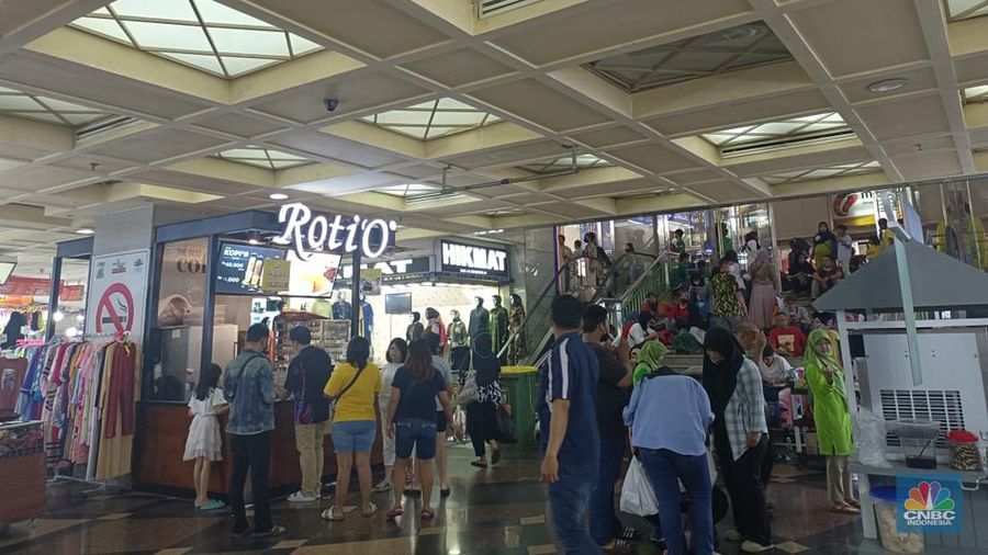Setelah kunjungannya ke Pasar Tanah Abang, Senin (2/1/2023) kemarin, Presiden Jokowi santer dibicarakan oleh para pedagang di pusat grosir fesyen ini. Pasalnya, Presiden RI itu membeli pakaian dari salah satu kios di pasar tersebut. (CNBC Indonesia / Martyasari Rizky)