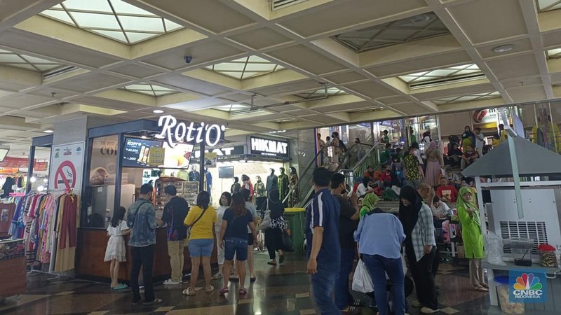Setelah kunjungannya ke Pasar Tanah Abang, Senin (2/1/2023) kemarin, Presiden Jokowi santer dibicarakan oleh para pedagang di pusat grosir fesyen ini. Pasalnya, Presiden RI itu membeli pakaian dari salah satu kios di pasar tersebut. (CNBC Indonesia / Martyasari Rizky)