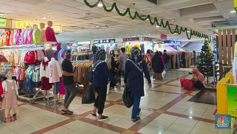 Setelah kunjungannya ke Pasar Tanah Abang, Senin (2/1/2023) kemarin, Presiden Jokowi santer dibicarakan oleh para pedagang di pusat grosir fesyen ini. Pasalnya, Presiden RI itu membeli pakaian dari salah satu kios di pasar tersebut. (CNBC Indonesia / Martyasari Rizky)