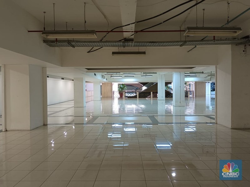 Umumnya mal atau pusat perbelanjaan ramai saat momen Natal dan tahun baru (Nataru), berbeda dengan nasib Ratu Plaza di Jakarta. (CNBC Indonesia / Martyasari Rizky)