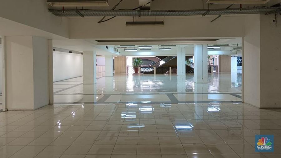 Umumnya mal atau pusat perbelanjaan ramai saat momen Natal dan tahun baru (Nataru), berbeda dengan nasib Ratu Plaza di Jakarta. (CNBC Indonesia / Martyasari Rizky)