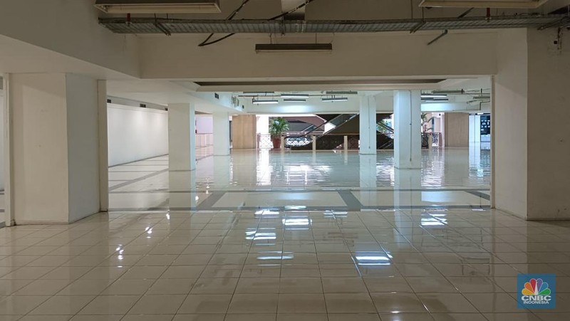 Umumnya mal atau pusat perbelanjaan ramai saat momen Natal dan tahun baru (Nataru), berbeda dengan nasib Ratu Plaza di Jakarta. (CNBC Indonesia / Martyasari Rizky)