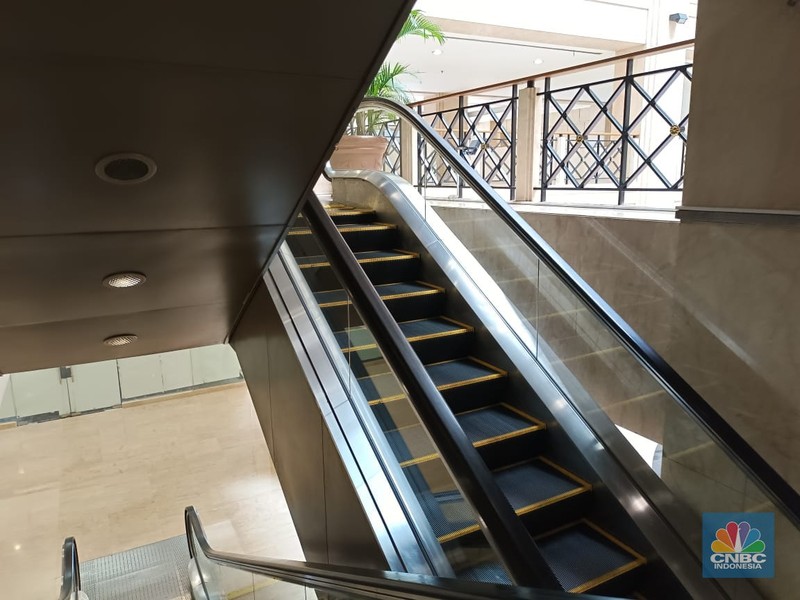 Umumnya mal atau pusat perbelanjaan ramai saat momen Natal dan tahun baru (Nataru), berbeda dengan nasib Ratu Plaza di Jakarta. Umumnya mal atau pusat perbelanjaan ramai saat momen Natal dan tahun baru (Nataru), berbeda dengan nasib Ratu Plaza di Jakarta. (CNBC Indonesia / Martyasari Rizky)