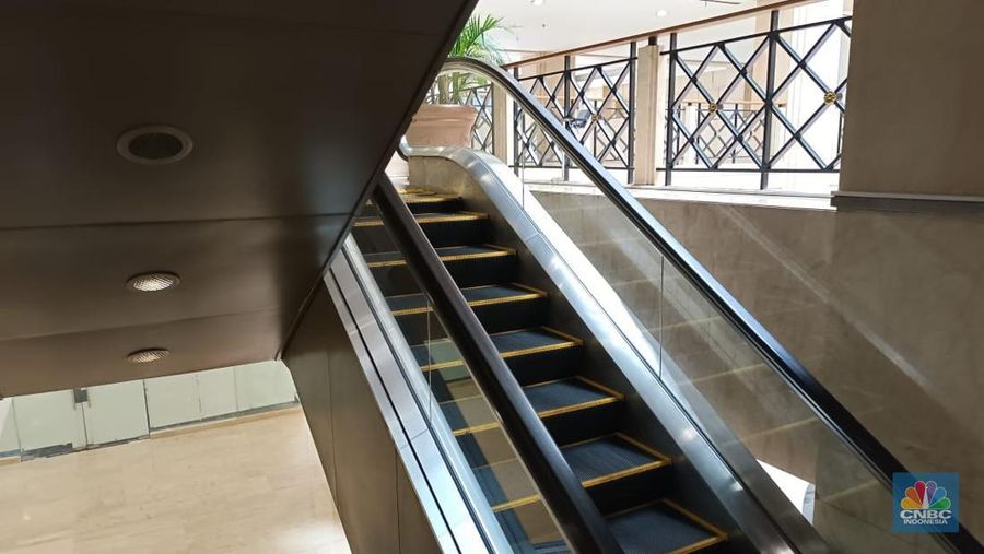 Umumnya mal atau pusat perbelanjaan ramai saat momen Natal dan tahun baru (Nataru), berbeda dengan nasib Ratu Plaza di Jakarta. (CNBC Indonesia / Martyasari Rizky)