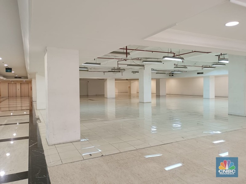 Umumnya mal atau pusat perbelanjaan ramai saat momen Natal dan tahun baru (Nataru), berbeda dengan nasib Ratu Plaza di Jakarta. Umumnya mal atau pusat perbelanjaan ramai saat momen Natal dan tahun baru (Nataru), berbeda dengan nasib Ratu Plaza di Jakarta. (CNBC Indonesia / Martyasari Rizky)