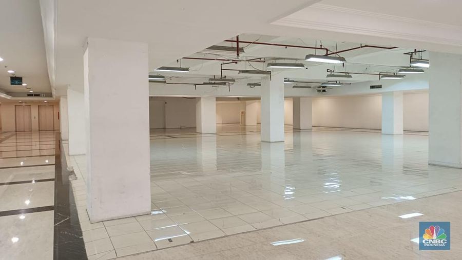 Umumnya mal atau pusat perbelanjaan ramai saat momen Natal dan tahun baru (Nataru), berbeda dengan nasib Ratu Plaza di Jakarta. (CNBC Indonesia / Martyasari Rizky)