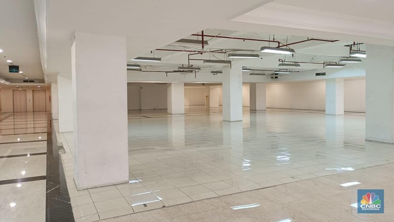 Umumnya mal atau pusat perbelanjaan ramai saat momen Natal dan tahun baru (Nataru), berbeda dengan nasib Ratu Plaza di Jakarta. (CNBC Indonesia / Martyasari Rizky)