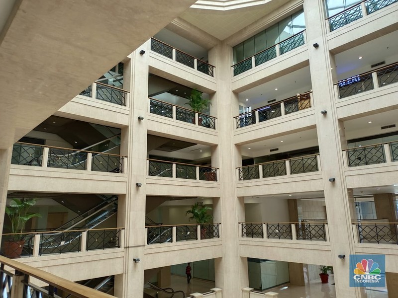 Umumnya mal atau pusat perbelanjaan ramai saat momen Natal dan tahun baru (Nataru), berbeda dengan nasib Ratu Plaza di Jakarta. Umumnya mal atau pusat perbelanjaan ramai saat momen Natal dan tahun baru (Nataru), berbeda dengan nasib Ratu Plaza di Jakarta. (CNBC Indonesia / Martyasari Rizky)