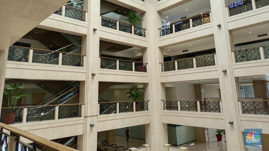 Umumnya mal atau pusat perbelanjaan ramai saat momen Natal dan tahun baru (Nataru), berbeda dengan nasib Ratu Plaza di Jakarta. (CNBC Indonesia / Martyasari Rizky)