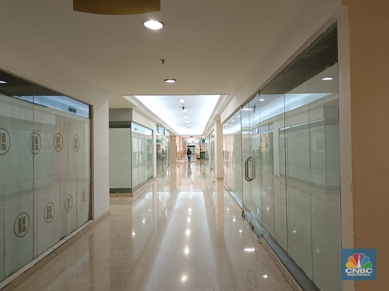 Umumnya mal atau pusat perbelanjaan ramai saat momen Natal dan tahun baru (Nataru), berbeda dengan nasib Ratu Plaza di Jakarta. Umumnya mal atau pusat perbelanjaan ramai saat momen Natal dan tahun baru (Nataru), berbeda dengan nasib Ratu Plaza di Jakarta. (CNBC Indonesia / Martyasari Rizky)