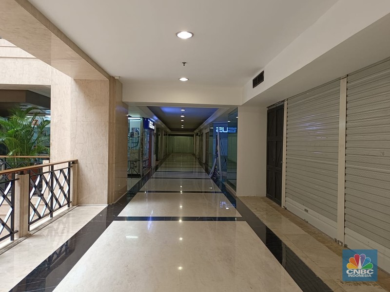 Umumnya mal atau pusat perbelanjaan ramai saat momen Natal dan tahun baru (Nataru), berbeda dengan nasib Ratu Plaza di Jakarta. Umumnya mal atau pusat perbelanjaan ramai saat momen Natal dan tahun baru (Nataru), berbeda dengan nasib Ratu Plaza di Jakarta. (CNBC Indonesia / Martyasari Rizky)