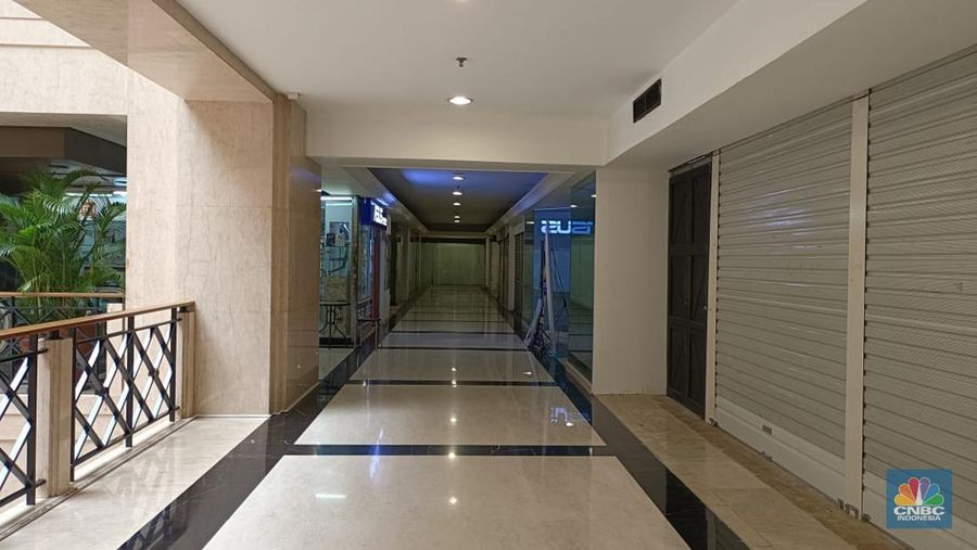 Umumnya mal atau pusat perbelanjaan ramai saat momen Natal dan tahun baru (Nataru), berbeda dengan nasib Ratu Plaza di Jakarta. (CNBC Indonesia / Martyasari Rizky)