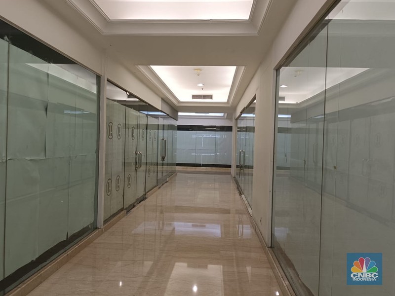 Umumnya mal atau pusat perbelanjaan ramai saat momen Natal dan tahun baru (Nataru), berbeda dengan nasib Ratu Plaza di Jakarta. Umumnya mal atau pusat perbelanjaan ramai saat momen Natal dan tahun baru (Nataru), berbeda dengan nasib Ratu Plaza di Jakarta. (CNBC Indonesia / Martyasari Rizky)
