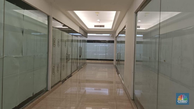 Umumnya mal atau pusat perbelanjaan ramai saat momen Natal dan tahun baru (Nataru), berbeda dengan nasib Ratu Plaza di Jakarta. (CNBC Indonesia / Martyasari Rizky)
