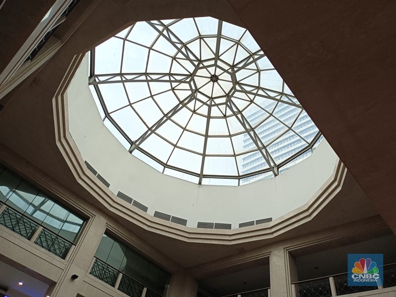 Umumnya mal atau pusat perbelanjaan ramai saat momen Natal dan tahun baru (Nataru), berbeda dengan nasib Ratu Plaza di Jakarta. Umumnya mal atau pusat perbelanjaan ramai saat momen Natal dan tahun baru (Nataru), berbeda dengan nasib Ratu Plaza di Jakarta. (CNBC Indonesia / Martyasari Rizky)