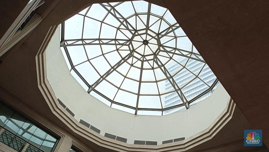 Umumnya mal atau pusat perbelanjaan ramai saat momen Natal dan tahun baru (Nataru), berbeda dengan nasib Ratu Plaza di Jakarta. (CNBC Indonesia / Martyasari Rizky)