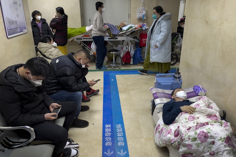 Pasien berbaring di tempat tidur di ruang tunggu di unit gawat darurat Rumah Sakit Zhongshan, di tengah wabah penyakit virus corona (COVID-19) di Shanghai, China, 3 Januari 2023. Pasien berbaring di tempat tidur di ruang tunggu di unit gawat darurat Rumah Sakit Zhongshan, di tengah wabah penyakit virus corona (COVID-19) di Shanghai, China, 3 Januari 2023. (REUTERS/Staff)