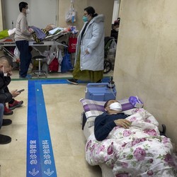 Ramai-Ramai Orang China Lawan Covid dengan Obat Tradisional