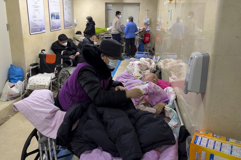 Pasien berbaring di tempat tidur di ruang tunggu di unit gawat darurat Rumah Sakit Zhongshan, di tengah wabah penyakit virus corona (COVID-19) di Shanghai, China, 3 Januari 2023. Pasien berbaring di tempat tidur di ruang tunggu di unit gawat darurat Rumah Sakit Zhongshan, di tengah wabah penyakit virus corona (COVID-19) di Shanghai, China, 3 Januari 2023. (REUTERS/Staff)