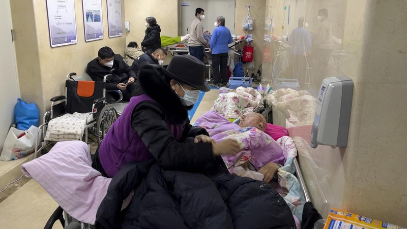 Pasien berbaring di tempat tidur di ruang tunggu di unit gawat darurat Rumah Sakit Zhongshan, di tengah wabah penyakit virus corona (COVID-19) di Shanghai, China, 3 Januari 2023. (REUTERS/Staff)