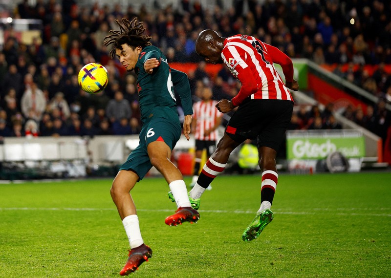 Rico Henry dari Brentford memperebutkan bola dengan Trent Alexander-Arnold dari Liverpool dalam laga Liga Inggris Brentford melawan Liverpool Rico Henry dari Brentford memperebutkan bola dengan Trent Alexander-Arnold dari Liverpool dalam laga Liga Inggris Brentford melawan Liverpool di Gtech Community Stadium, Selasa (2/1/2023). Brentford sukses mengalahkan Liverpool dengan skor 3-1. (Photo by Marc Atkins/Getty Images)